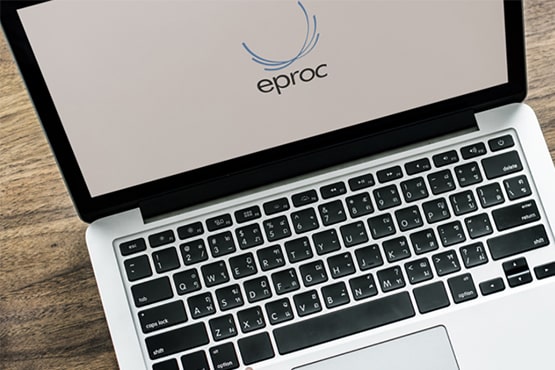 Notebook com sistema eproc na tela, mesa de madeira, processo eletrônico, acessando autos em preto e branco