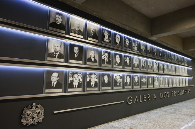 Galeria de retratos dos ex-presidentes do Tribunal de Justiça de Santa Catarina, em corredor interno, espaço institucional, memória histórica