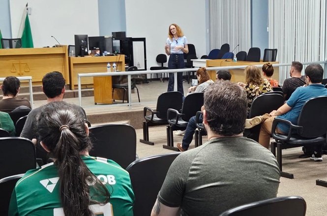 Foto colorida: público sentado em auditório judicial, plenário interno, encontro formativo, assistindo palestra