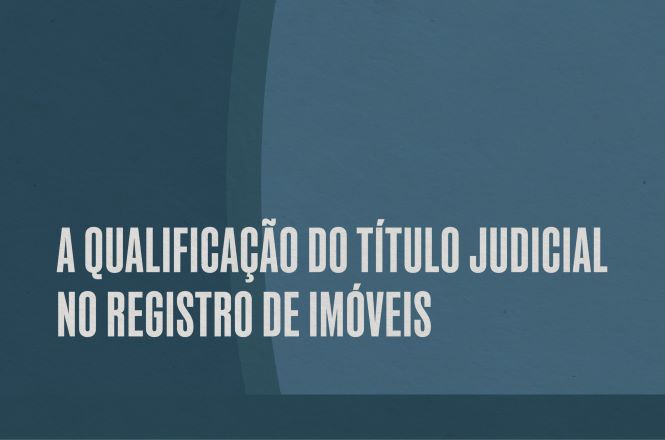Arte gráfica com fundo em tons de azul escuro e azul acinzentado, composta por formas geométricas curvas e retangulares que criam um visual sóbrio e institucional. Ao centro, em letras maiúsculas brancas e em destaque, está o texto: “A Qualificação do Título Judicial no Registro de Imóveis”.