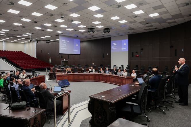 Foto colorida: plenário com debatedores à mesa, auditório judicial interno, evento institucional, discutindo IA