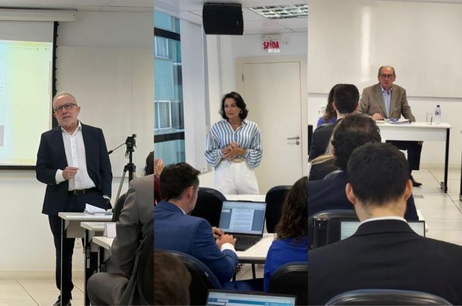montagem com três fotografias lado a lado, registradas em uma sala de aula durante atividade de formação. Na primeira imagem, o desembargador Pedro Manoel Abreu está em pé à frente da sala, vestindo terno escuro e camisa branca, falando aos participantes; ao fundo, há uma tela de projeção e um tripé. Na segunda, a juíza Ana Paula Amaro da Silveira aparece em pé, usando blusa listrada em azul e branco e calça branca, dirigindo-se aos presentes, que estão sentados em cadeiras e utilizando computadores. Na terceira, o desembargador Volnei Carlin está sentado à frente da sala, atrás de uma mesa, falando aos participantes. Em todas as imagens, magistrados aparecem assistindo às exposições em ambiente claro e institucional.