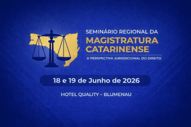 Arte gráfica com fundo azul escuro texturizado. À esquerda, há a ilustração de uma balança da justiça em azul-marinho sobre a silhueta do estado de Santa Catarina em amarelo. À direita, em destaque, aparece o texto: “Seminário Regional da Magistratura Catarinense”, com “Magistratura Catarinense” em letras amarelas e as demais em branco. Logo abaixo, em letras menores, lê-se: “A perspectiva jurisdicional do direito”. No centro da imagem, dentro de uma faixa azul arredondada, está a data “18 e 19 de Junho de 2026” em letras brancas. Na parte inferior, aparece o local do evento: “Hotel Quality - Blumenau”, também em letras brancas.