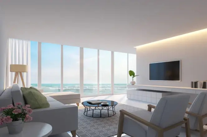 Foto colorida: sala de estar moderna com vista para o mar, ambiente residencial iluminado, mercado imobiliário, valorizando imóvel em branco, bege e azul