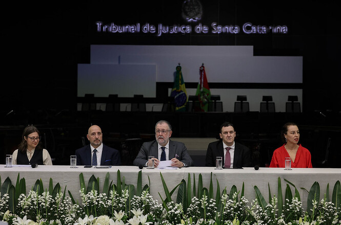Foto horizontal: desembargador Marcio Rocha Cardoso participa de mesa solene no plenário do TJSC.