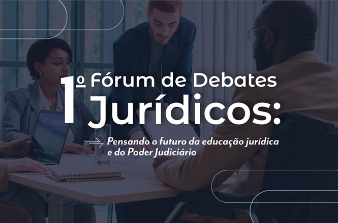 Banner horizontal de divulgação do “1º Fórum de Debates Jurídicos: pensando o futuro da educação jurídica e do Poder Judiciário”. Ao centro, há uma fotografia de uma reunião profissional em uma sala moderna de escritório. Três pessoas participam da cena: uma mulher sentada à esquerda, usando blazer e olhando para documentos sobre a mesa; um homem inclinado ao centro, aparentemente conduzindo a conversa; e outro homem sentado à direita, de costas. Sobre a mesa há notebook, caderno e copo de água.