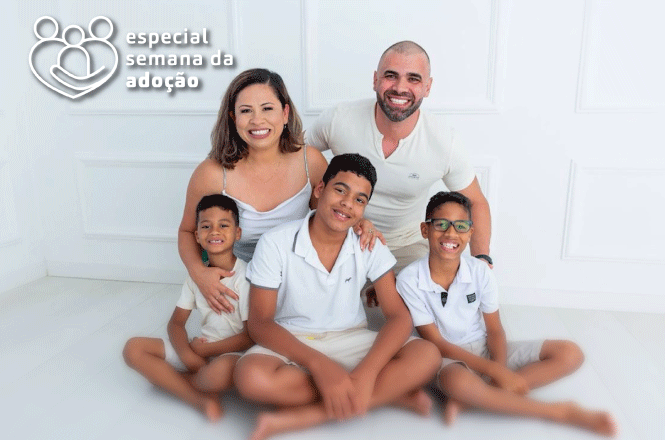 Imagem horizontal: família sorridente com três crianças, campanha “especial semana da adoção”, fundo claro, clima afetivo.
