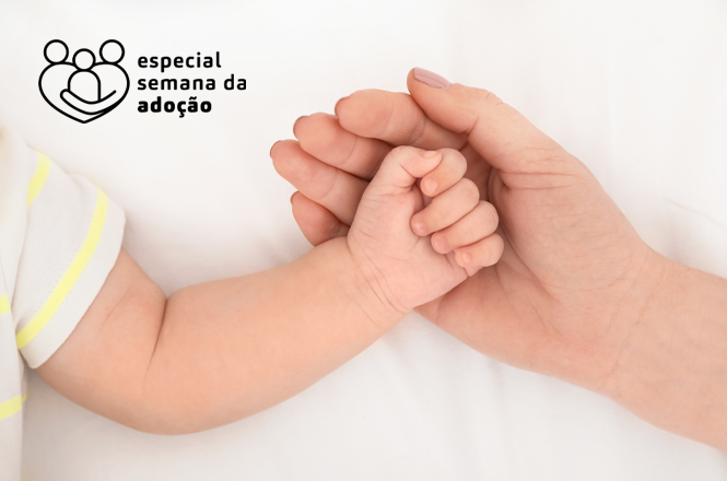 Imagem horizontal: mãos de adulto e bebê entrelaçadas em gesto de cuidado e acolhimento, arte da Semana da Adoção em destaque, fundo claro, clima de afeto e proteção.