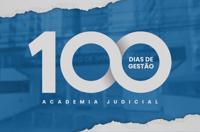 Arte gráfica em tons de azul e branco. Ao centro, em destaque, aparece o número “100” em grandes caracteres brancos. Dentro do último zero está a inscrição “DIAS DE GESTÃO”, em letras maiúsculas brancas. Abaixo do número, lê-se “ACADEMIA JUDICIAL”, com espaçamento entre as letras. Ao fundo, desfocada e coberta por um filtro azul, há a imagem de um prédio institucional. As bordas superior e inferior da arte apresentam efeito de papel rasgado na cor branca, emoldurando a composição.