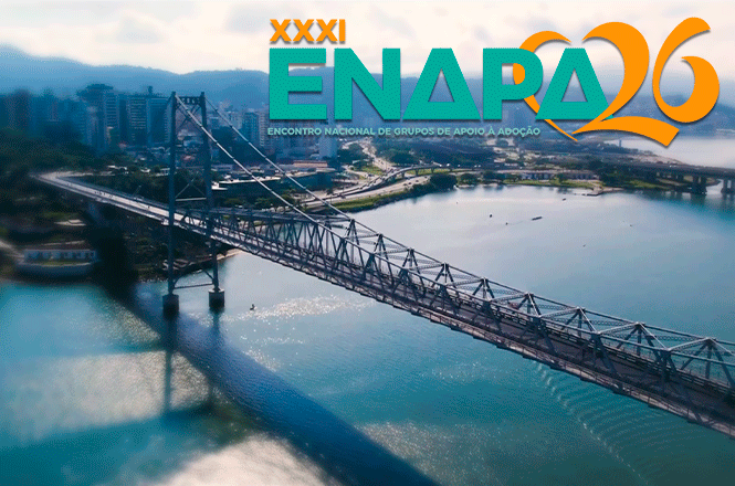 Imagem horizontal: arte do XXXI ENAPA 2026 sobre paisagem urbana com ponte, destaque para encontro nacional de apoio à adoção, clima de mobilização e integração.