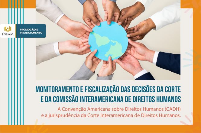 Card de divulgação com imagem de várias mãos de diferentes pessoas segurando juntas uma representação do planeta Terra. Ao centro, o título do curso: “Monitoramento e Fiscalização das Decisões da Corte e da Comissão Interamericana de Direitos Humanos”. Abaixo, o subtítulo menciona a Convenção Americana sobre Direitos Humanos (CADH) e a jurisprudência da Corte Interamericana. À esquerda, selo da Enfam – Promoção e Vitaliciamento. O visual remete à cooperação internacional e à proteção dos direitos humanos.