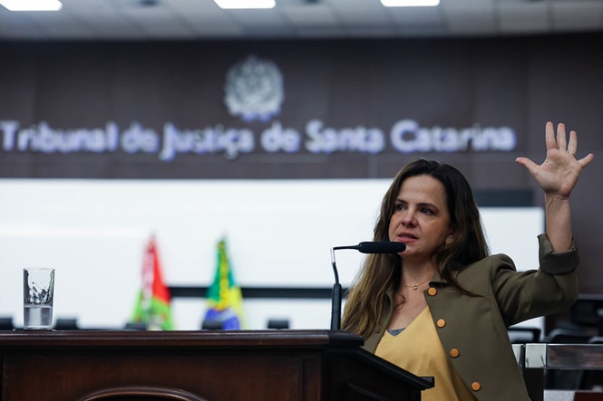 Psicóloga Lili de Grammont emociona plateia no TJSC ao falar sobre coragem, esperança e superação da violência