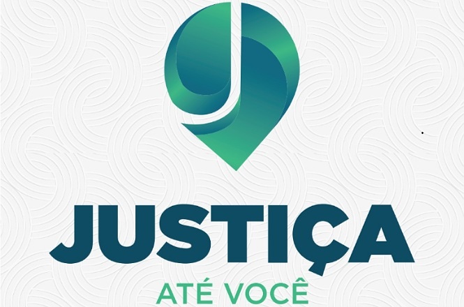 Arte digital: logomarca do programa Justiça Até Você em tons de azul e verde sobre fundo claro texturizado.