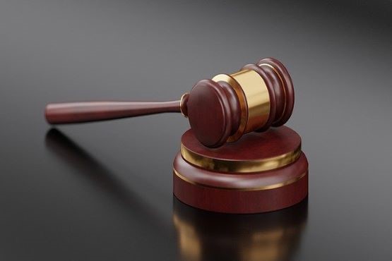 Foto ilustrativa: martelo judicial sobre superfície escura, símbolo da Justiça e das decisões do Poder Judiciário.