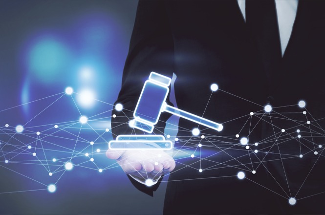 Foto ilustrativa: figura em traje social segura martelo virtual da Justiça sobre rede digital, simbolizando inovação, tecnologia e transformação do Poder Judiciário.