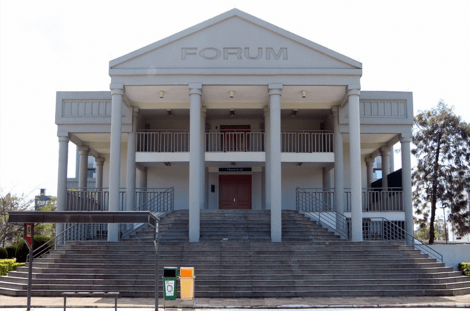 Foto horizontal: fachada de fórum com arquitetura clássica, colunas imponentes e ampla escadaria de acesso ao prédio judicial.