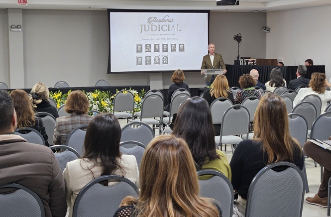 Foto horizontal: desembargador Rubens Schulz discursa em evento da Academia Judicial, diante de plateia formada por magistrados, servidores e convidados.