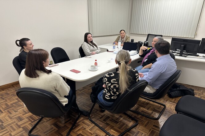 Foto horizontal: magistrados, servidores e profissionais de diferentes áreas participam de reunião de trabalho para alinhamento de ações e articulação institucional.