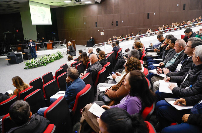 Foto horizontal: participantes acompanham palestra em auditório da Academia Judicial, durante evento de capacitação que reúne magistrados, servidores e profissionais do sistema de Justiça.