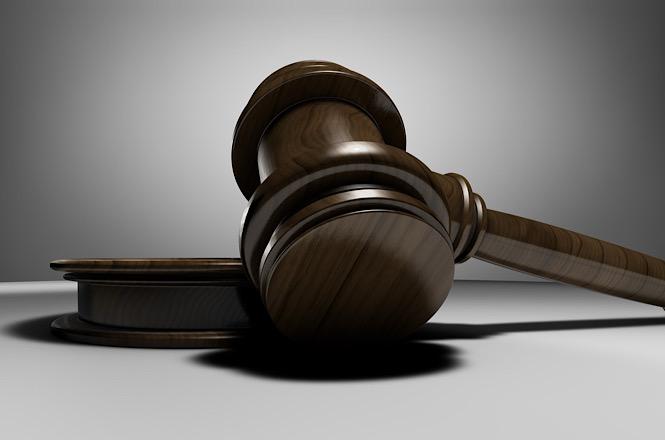 Foto ilustrativa: martelo de juiz sobre base de madeira, símbolo do Poder Judiciário, da Justiça e das decisões judiciais.