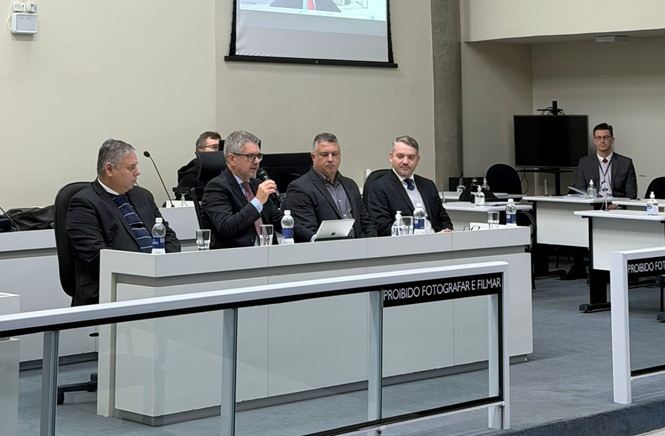 Foto horizontal: painel de autoridades participa de debate em auditório do Poder Judiciário, durante evento voltado ao aprimoramento da gestão, da prestação jurisdicional e da cooperação institucional.