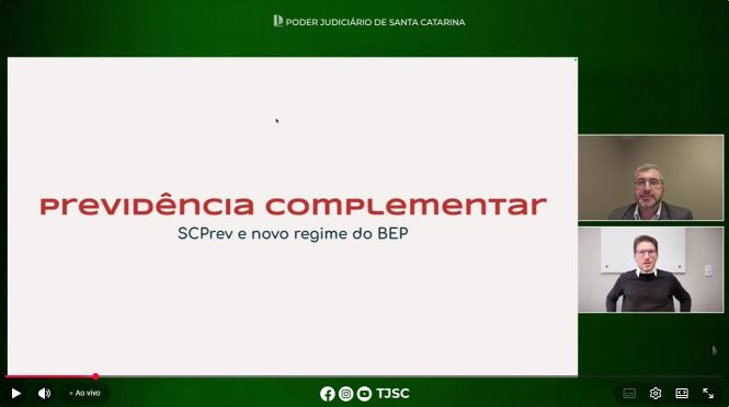 Captura de tela de uma transmissão on-line do programa Sextas do Saber, do Poder Judiciário de Santa Catarina. Ao centro, aparece um slide com fundo branco e o título em destaque "Previdência complementar", seguido do subtítulo "SCPrev e novo regime do BEP". À direita da tela, em duas janelas de vídeo, estão os palestrantes: na parte superior, o economista e consultor da SCPrev, Sandro Tentardini, usando terno escuro e óculos; abaixo, o analista jurídico Marcos Leon Bianchi, vestindo suéter escuro e óculos. O fundo da transmissão é verde institucional do TJSC, com a identificação do Poder Judiciário de Santa Catarina no topo e as redes sociais do Tribunal na parte inferior.