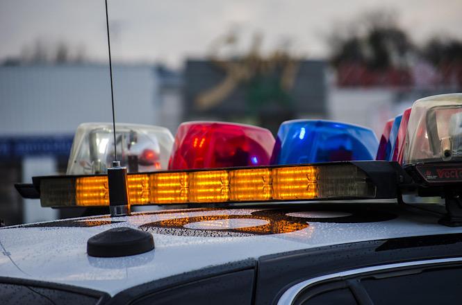 Foto ilustrativa: giroflex de viatura policial aceso, simbolizando atuação das forças de segurança, policiamento, investigações e atendimento de ocorrências.
