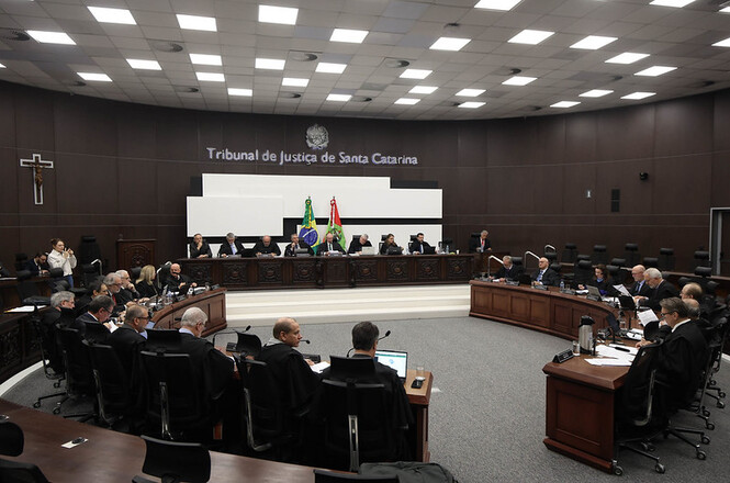 Foto horizontal: desembargadores participam de sessão do Tribunal Pleno no plenário do Tribunal de Justiça de Santa Catarina.