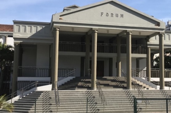 Foto horizontal: fachada do Fórum da comarca, com escadaria de acesso, colunas frontais e estrutura adaptada com rampas de acessibilidade para atendimento ao público.