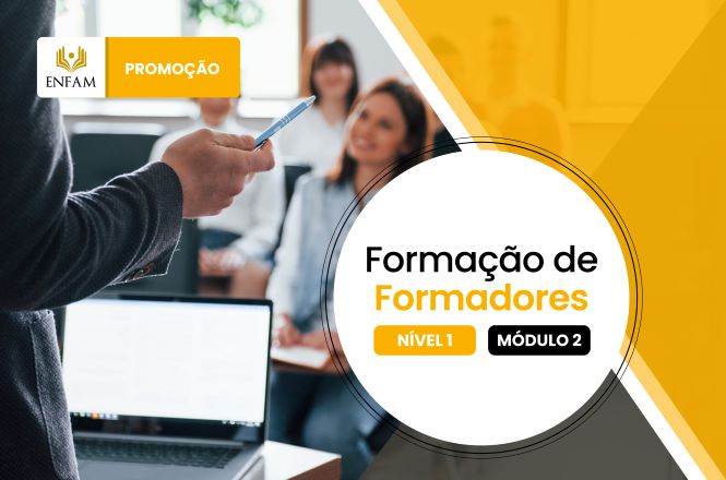 Banner do curso "Formação de Formadores – Nível 1, Módulo 2", promovido pela ENFAM. A imagem mostra, em primeiro plano, uma pessoa de pé segurando uma caneta durante uma apresentação, com um notebook aberto sobre a mesa. Ao fundo, desfocados, aparecem participantes sentados em uma sala de aula. O lado direito do banner apresenta elementos gráficos nas cores branca, amarela e preta, com o título do curso em destaque dentro de um círculo branco.