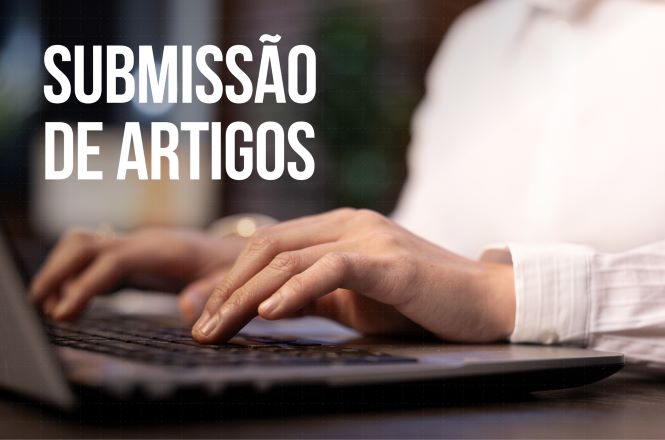 Banner com a frase "Submissão de Artigos" em destaque no canto superior esquerdo. A imagem mostra, em primeiro plano, as mãos de uma pessoa digitando em um notebook. O restante da cena aparece desfocado, com iluminação suave em tons escuros, remetendo a um ambiente de trabalho ou estudo.