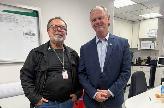 Foto horizontal: o desembargador Rubens Schulz posa ao lado do servidor Pedro Manoel Pereira durante visita institucional, em ambiente administrativo do TJSC.