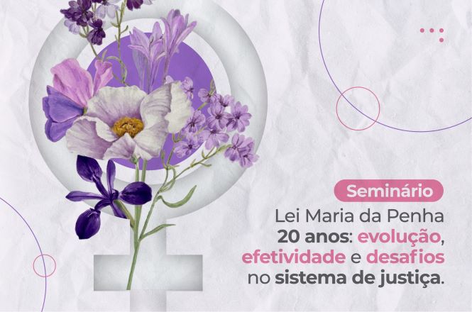 Arte de divulgação do seminário sobre os 20 anos da Lei Maria da Penha. À esquerda, o símbolo feminino em branco aparece parcialmente preenchido por uma composição de flores em tons de lilás, roxo e branco, com detalhes em verde, sobre um círculo roxo ao fundo. O plano de fundo é branco com textura semelhante a papel, decorado por linhas curvas e pequenos círculos em tons de rosa e roxo. À direita, o texto informa: “Seminário – Lei Maria da Penha 20 anos: evolução, efetividade e desafios no sistema de justiça.” Algumas palavras, como “evolução” e “efetividade”, estão destacadas em rosa, enquanto o restante do texto aparece em cinza escuro. A composição utiliza uma paleta de cores suaves, predominantemente branca, lilás, roxa e rosa, remetendo à temática da valorização e proteção dos direitos das mulheres.