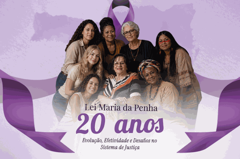 Arte de divulgação do seminário sobre os 20 anos da Lei Maria da Penha. À esquerda, o símbolo feminino em branco aparece parcialmente preenchido por uma composição de flores em tons de lilás, roxo e branco, com detalhes em verde, sobre um círculo roxo ao fundo. O plano de fundo é branco com textura semelhante a papel, decorado por linhas curvas e pequenos círculos em tons de rosa e roxo. À direita, o texto informa: “Seminário – Lei Maria da Penha 20 anos: evolução, efetividade e desafios no sistema de justiça.” Algumas palavras, como “evolução” e “efetividade”, estão destacadas em rosa, enquanto o restante do texto aparece em cinza escuro. A composição utiliza uma paleta de cores suaves, predominantemente branca, lilás, roxa e rosa, remetendo à temática da valorização e proteção dos direitos das mulheres.