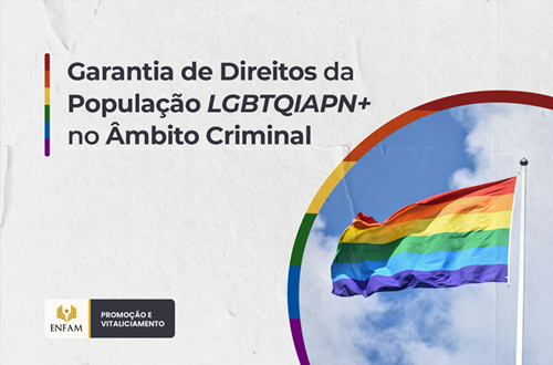 Arte gráfica sobre direitos da população LGBTQIAPN+ no âmbito criminal. À esquerda, há o texto “Garantia de Direitos da População LGBTQIAPN+ no Âmbito Criminal”; à direita, uma bandeira arco-íris tremula em um mastro diante de um céu azul com nuvens, contornada por um arco com as cores da bandeira. Na parte inferior, aparecem os logotipos da ENFAM e da iniciativa “Promoção e Vitaliciamento”.