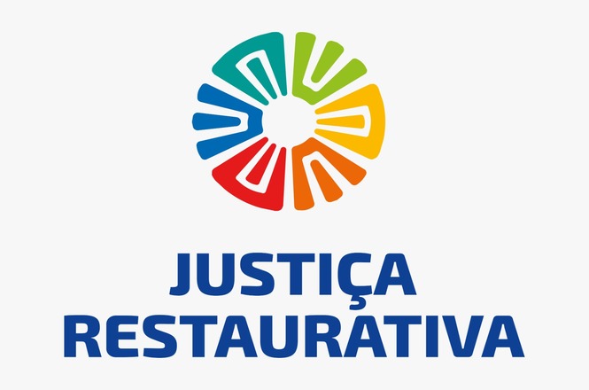 Arte destaca o símbolo da Justiça Restaurativa sobre fundo branco, com o nome do programa em destaque.