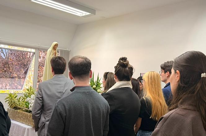 Servidores participam de momento de oração diante da imagem de Nossa Senhora em espaço do PJSC.
