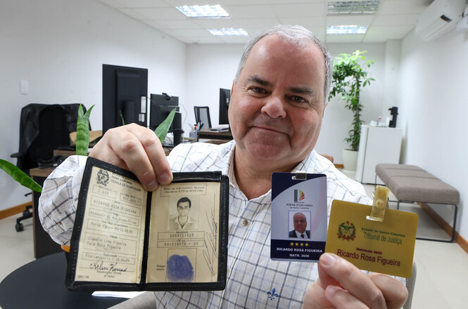 Servidor exibe documentos de identificação antigos e atuais, incluindo credencial funcional do PJSC.