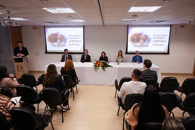 Autoridades participam de mesa de debates sobre a proteção jurídica da população LGBTQIA+ no Brasil.