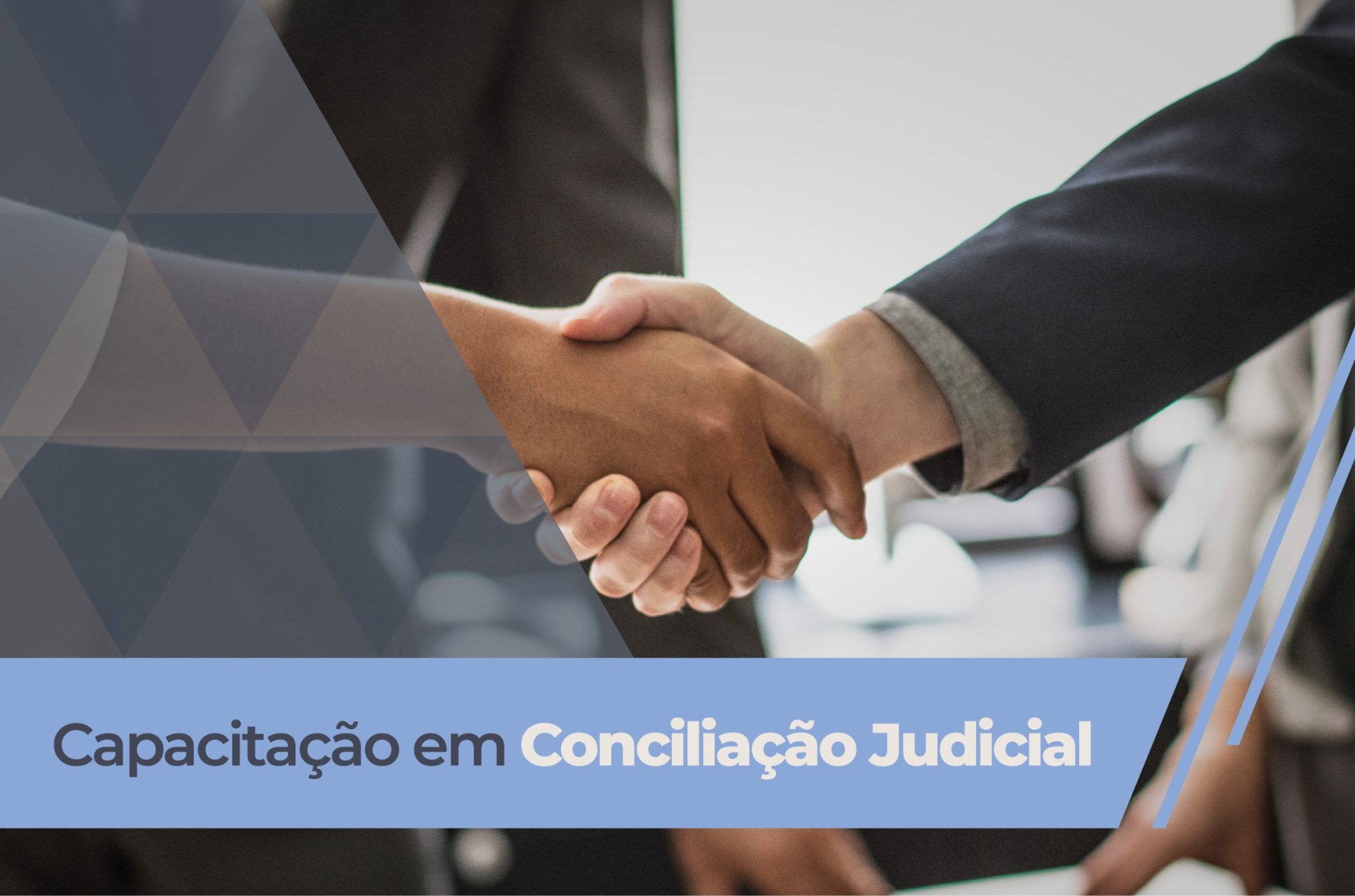 Imagem de divulgação do curso “Capacitação em Conciliação Judicial”, com destaque para um aperto de mãos ao centro, simbolizando acordo e cooperação. Sobre a foto há elementos gráficos em tons de azul e cinza, e na parte inferior aparece o título do curso em letras grandes sobre uma faixa azul. A composição remete ao diálogo, à resolução consensual de conflitos e ao ambiente institucional da Justiça.