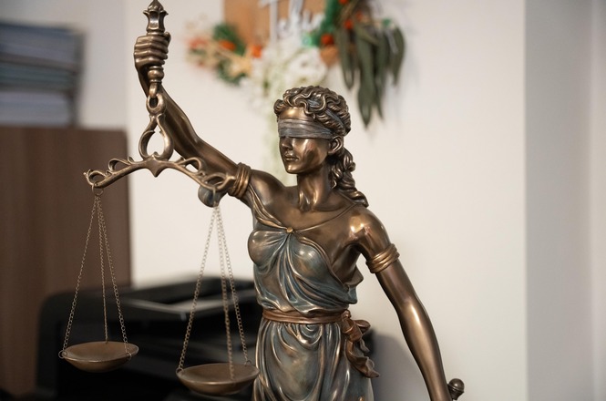 Estátua da deusa da Justiça, com balança e venda nos olhos, simboliza a imparcialidade do Judiciário.