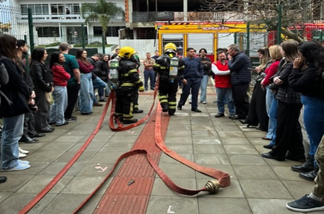 Bombeiros orientam servidores durante simulado de evacuação realizado no Fórum da Comarca de Curitibanos.