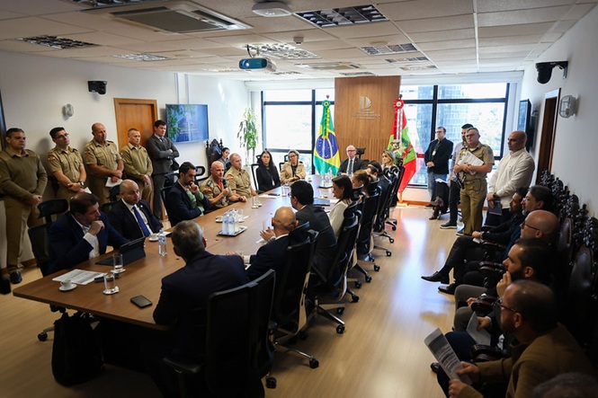 Autoridades e representantes de instituições participam de reunião sobre simulado para desastres provocados pelo El Niño.