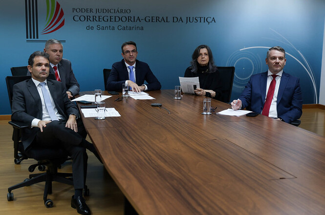 Integrantes da Corregedoria-Geral da Justiça participam de reunião por videoconferência no TJSC.