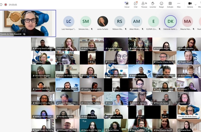 Participantes acompanham reunião virtual promovida pelo TJSC, com dezenas de pessoas conectadas por videoconferência.