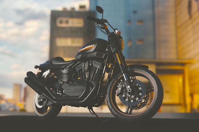 Motocicleta Harley-Davidson preta estacionada em área urbana, com prédios desfocados ao fundo.