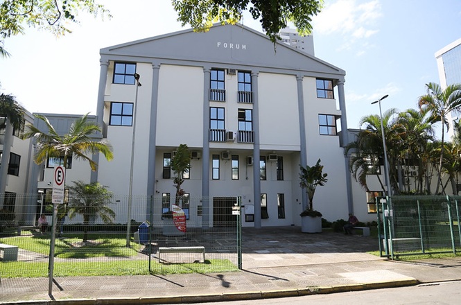Fachada do Fórum da Comarca de Itajaí, com entrada principal, colunas e área verde frontal.