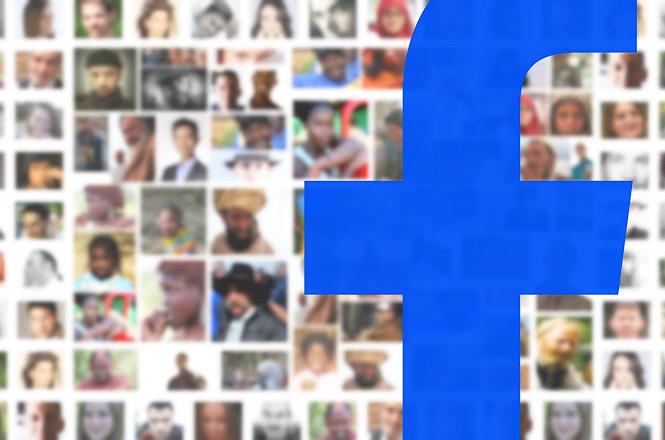 Logotipo do Facebook sobre fundo com mosaico de fotos de perfis, em referência às redes sociais.