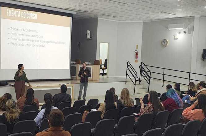 Foto horizontal: Curso reúne participantes em auditório para capacitação sobre escuta protegida e atendimento a crianças e adolescentes.