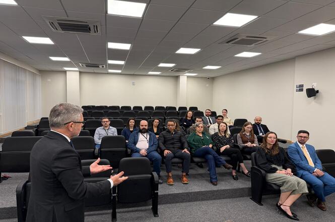 Foto horizontal: Participantes acompanham palestra em auditório durante atividade de capacitação promovida pelo PJSC.